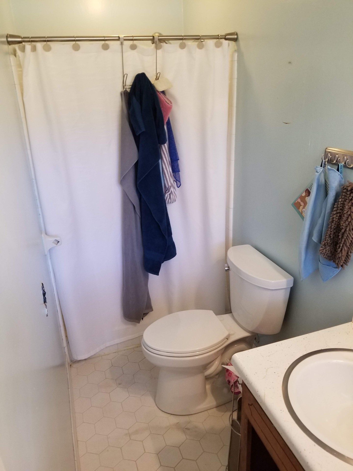 Spa-style master bath remodel in Atlanta — before